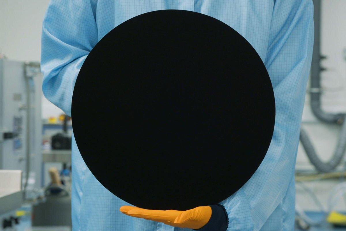 Vantablack ( от англ. vertically aligned nanotube arrays «вертикально ориентированные массивы нанотрубок» + black «чёрный») — субстанция из углеродных нанотрубок. Является одним из самых чёрных из известных веществ. Поглощает 99,965 % падающего на него излучения: видимого света, микроволн и радиоволн(для сравнения: самый чёрный уголь поглощает 96 % света). Состоит из насаждения вертикальных нанотрубок, которые «растут» на алюминиевой фольге; фотоны, попадая на Vantablack, теряются между этими нанотрубками и, практически не отражаясь обратно, превращаются в тепло. Впервые это вещество было представлено учёными Национальной физической лаборатории Великобритании и Surrey NanoSystems на авиасалоне Фарнборо в июле 2014 года.У полученного вещества есть много потенциальных применений: например, предотвращение рассеивания света в телескопах, улучшение инфракрасных камер, работающих на Земле и в космосе, может применяться в системах тепловой защиты и в качестве покрытия миниатюрных узлов и элементов различных микроэлектромеханических устройств. Поглощение этим объектом излучений открывает возможность создания лёгких и прочных покрытий, защищающих человека и космические корабли от сильной радиации. Также возможно его применение для увеличения поглощения тепла в материалах, используемых в технологиях по концентрации солнечной энергии, а в военной сфере Vantablack можно использовать при создании «температурного камуфляжа», например, для воздушных судов. Впрочем, учёным, создавшим Vantablack, запрещено разговаривать с журналистами на тему потенциального военного применения их материала, и цену на него они также отказались озвучить, ограничившись фразой «он очень дорогой».Интересна реакция человеческого глаза на Vantablack: благодаря почти полному отсутствию отражённого света, человек воспринимает это не как некий очень чёрный предмет, а как ничто, как провал в бездну, в чёрную дыру, как двумерную черноту. Свой интерес к Vantablack высказал известный скульптор Аниш Капур, который заявил, что это вещество будет очень эффектно в роли краски, например, для изображения бездонного космоса.В 2014 году первые покупатели аэрокосмической и оборонной отраслей уже получили свои заказы Vantablack.