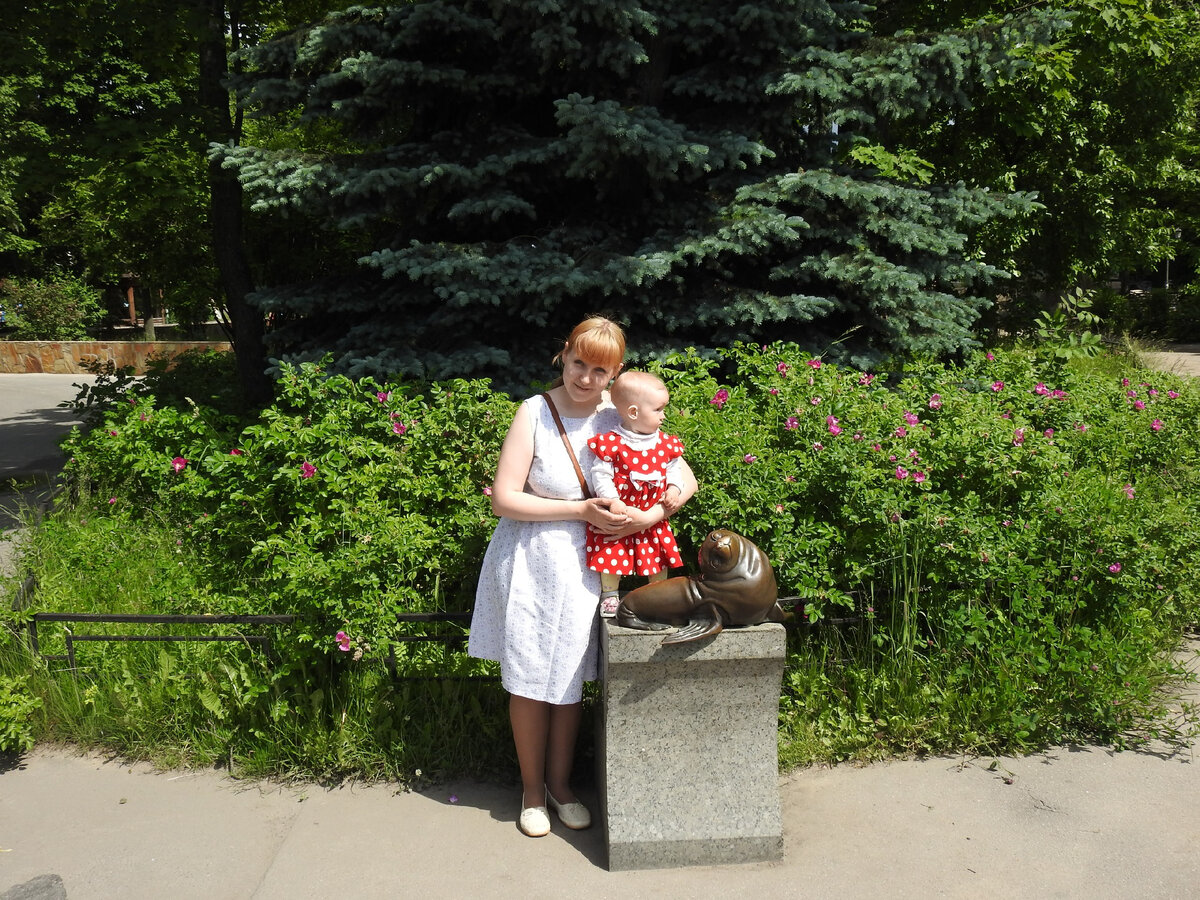 А это спустя 30 лет... Анечка (моя доченька) на руках у меня. Моя бабушка, к сожалению, Анечку на руках не подержала, ушла раньше...