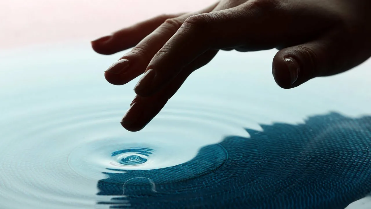 Water closer. Рука в воде иллюзия. Круги на воде палец. Заставка с пальцем из воды. Рука круги на воде фото.