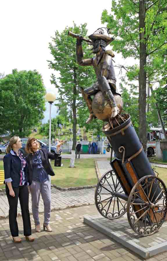 Памятник Мюнхгаузену в городе  Глубокое (Витебская область) у входа на кладбище. Именно тут похоронен Мюнхгаузен. Правда, не Карл, а какой-то Фердинанд. Но разве это имеет значение?