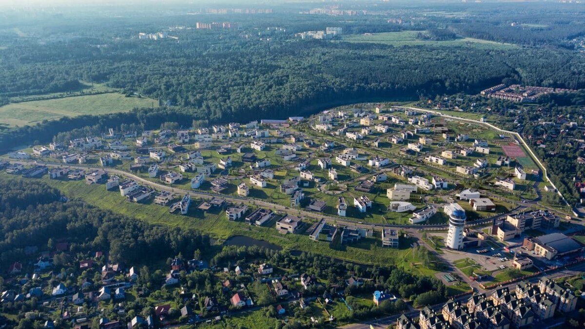 Поднимите руку, кто мечтает жить за городом, но боится, что по любому вопросу придётся ездить в Москву? В случае с загородной недвижимостью так часто бывает.