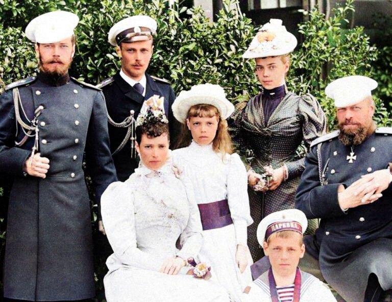 Стоят Николай, Георгий и Ксения, сидит Императрица Мария Федоровна, рядом дочь Ольга, чуть ниже сын Михаил и Император Александр 3