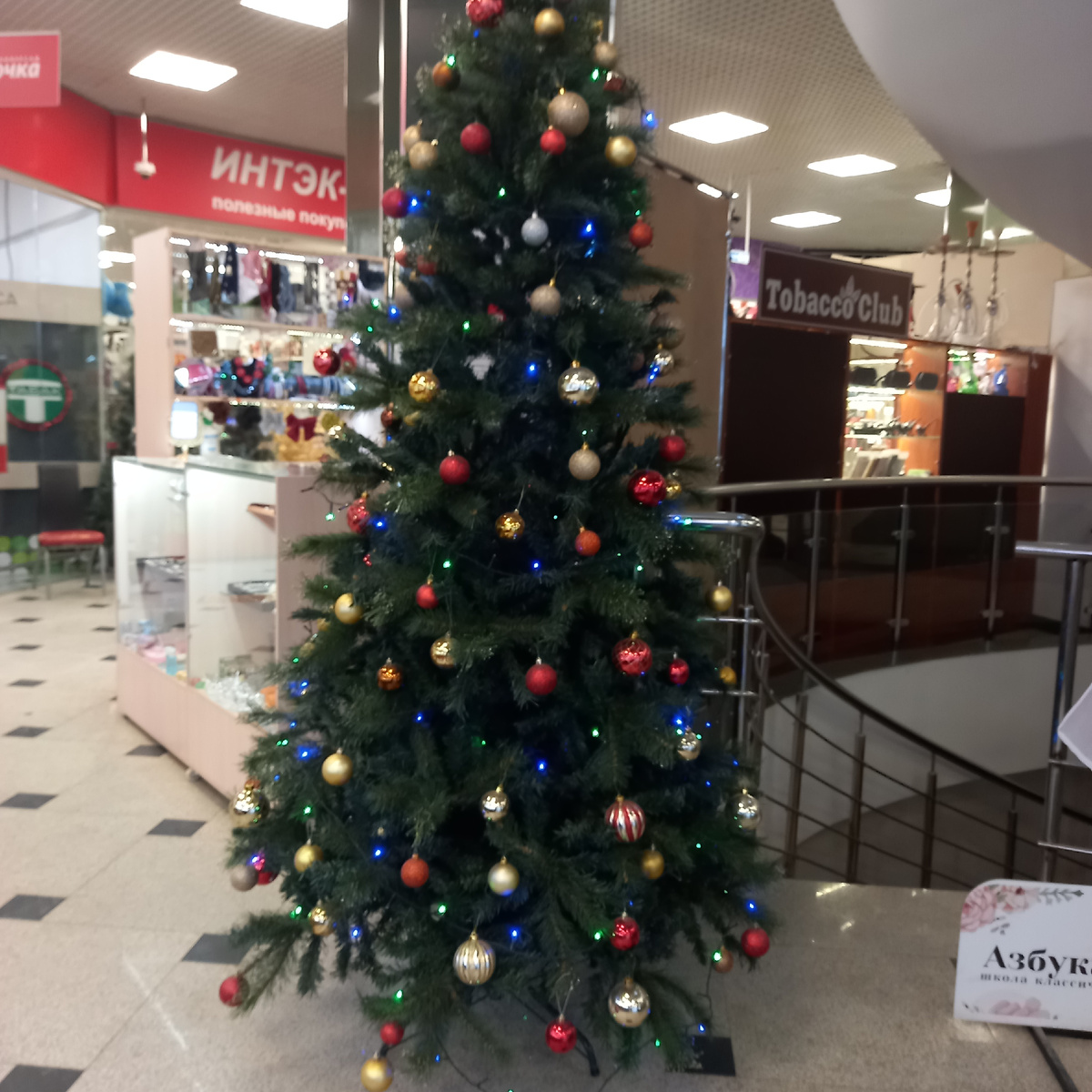 огромный торговый зал, красиво оформлен, сияет огнями, а покупателей нет. 