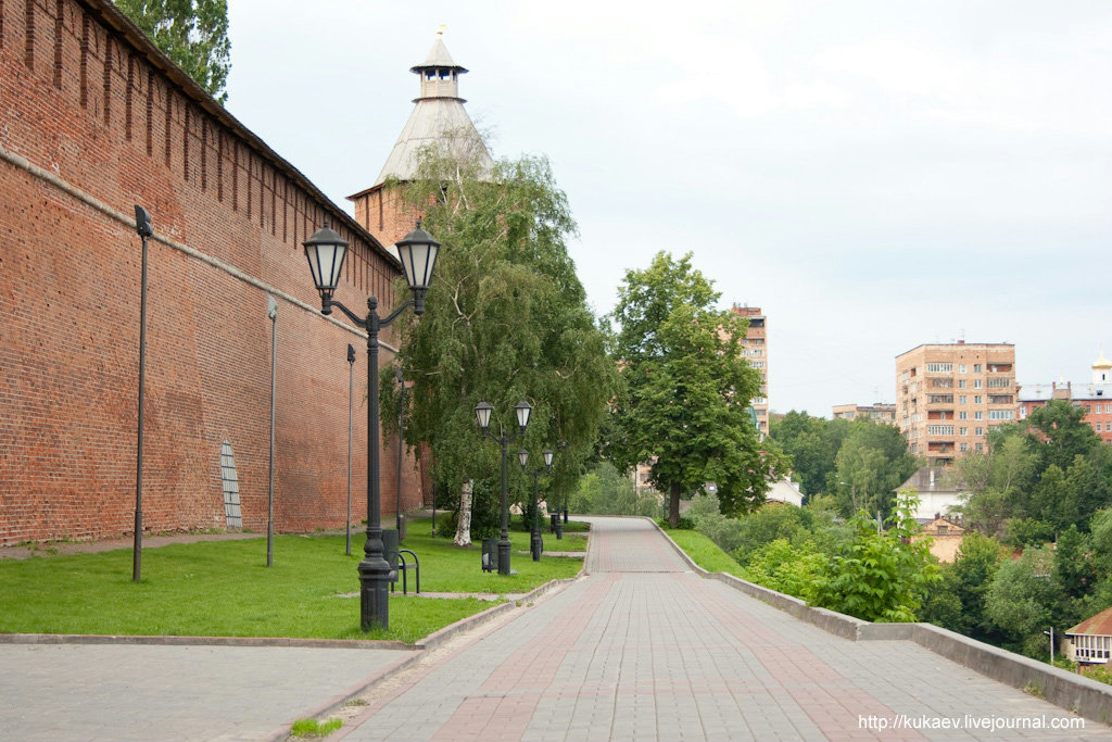 А сейчас там что-то непонятное. Боюсь, что замуровали наглухо. Надо будет посмотреть. А столбов-то понатыкали…