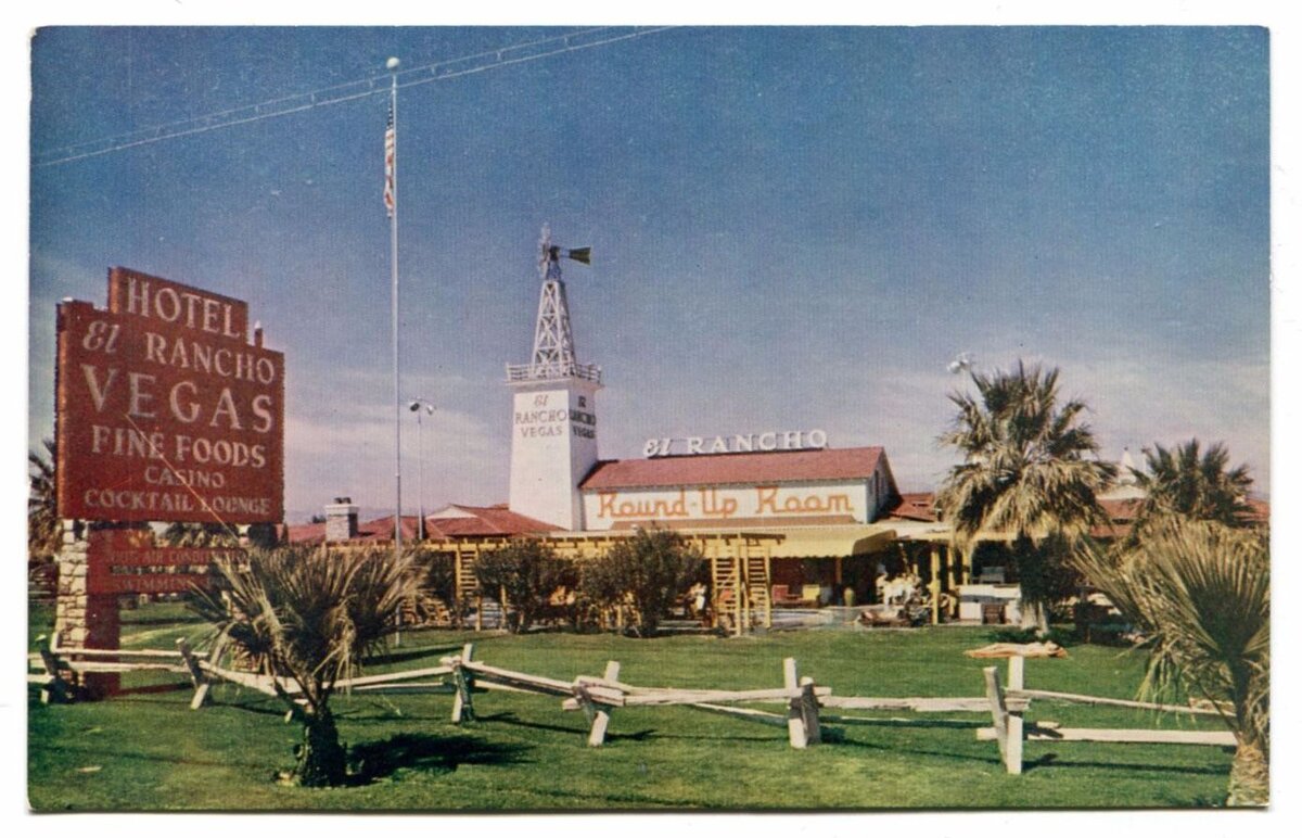 Эта фотография была сделана в 1942 году, когда мир находился в состоянии войны, и на ней были изображены три дамы, которые позволяют себе расслабиться в бассейне отеля El Rancho.