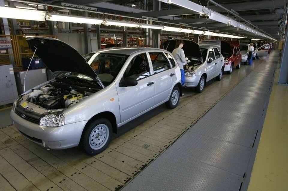     "Автоваз" приостановит сборку автомобилей из-за нехватки электронных компонентов Анатолий ЖДАНОВ
