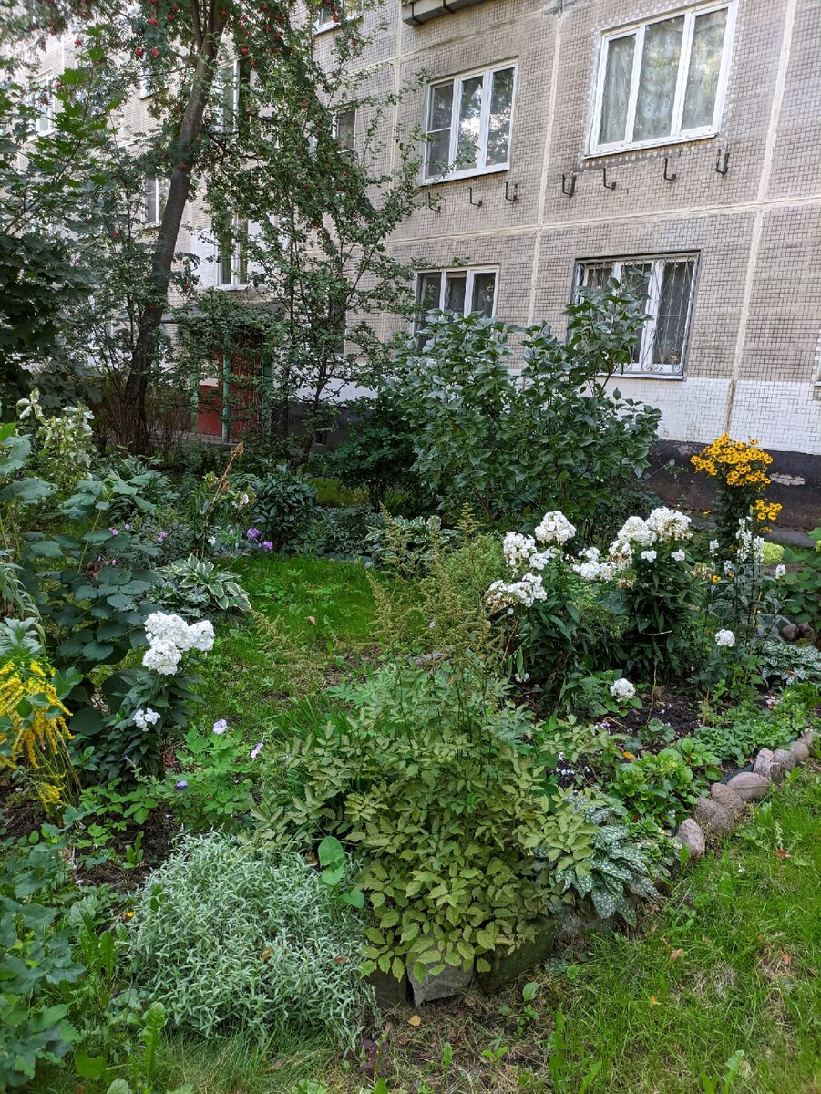 Красиво, ярко и празднично, но без пластика, резины и ветоши. 