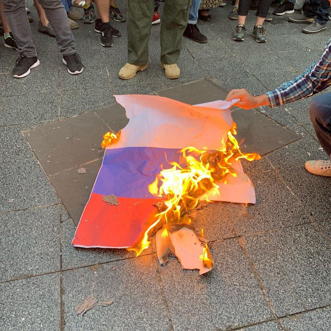 Сжигать украинцев. Поджег российского флага.