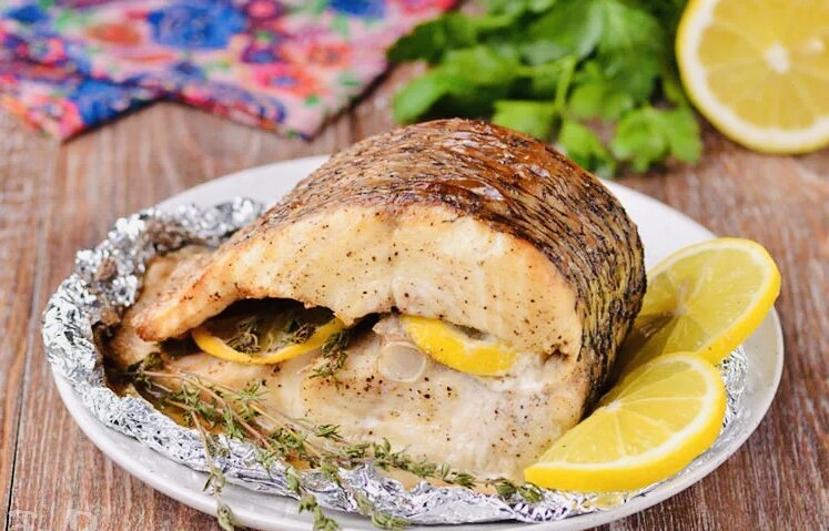 Необыкновенно вкусно, аппетитно, сочно, праздник каждый день. Щука в фольге в духовке может быть приготовлена по-разному: ее можно запечь с румяной золотистой корочкой или оставить нежной, пропаренной, мягкой. Подавайте рыбу с овощными гарнирами и салатом из свежих овощей!