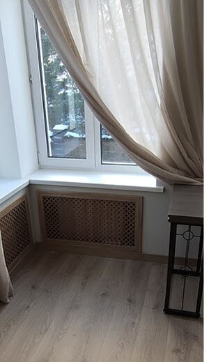 Все коммуникации внутри дома убраны за декоративные решетки.  