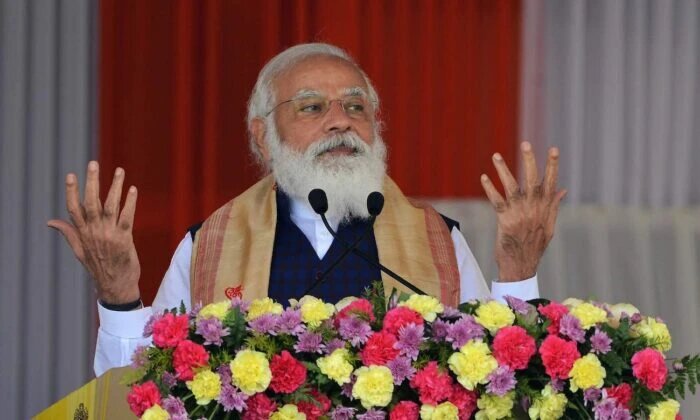 Премьер-министр Индии Нарендра Моди обращается к собранию в Джеренга Патхар в районе Сивасагар индийского штата Ассам 23 января 2021 года. Фото: Biju Borg/AFP via Getty Images