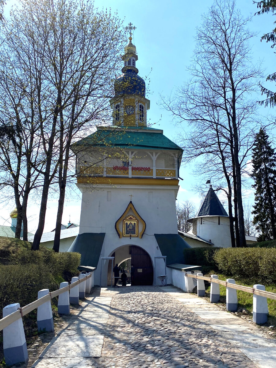 Петровская башня, расположенная над Святыми вратами обители