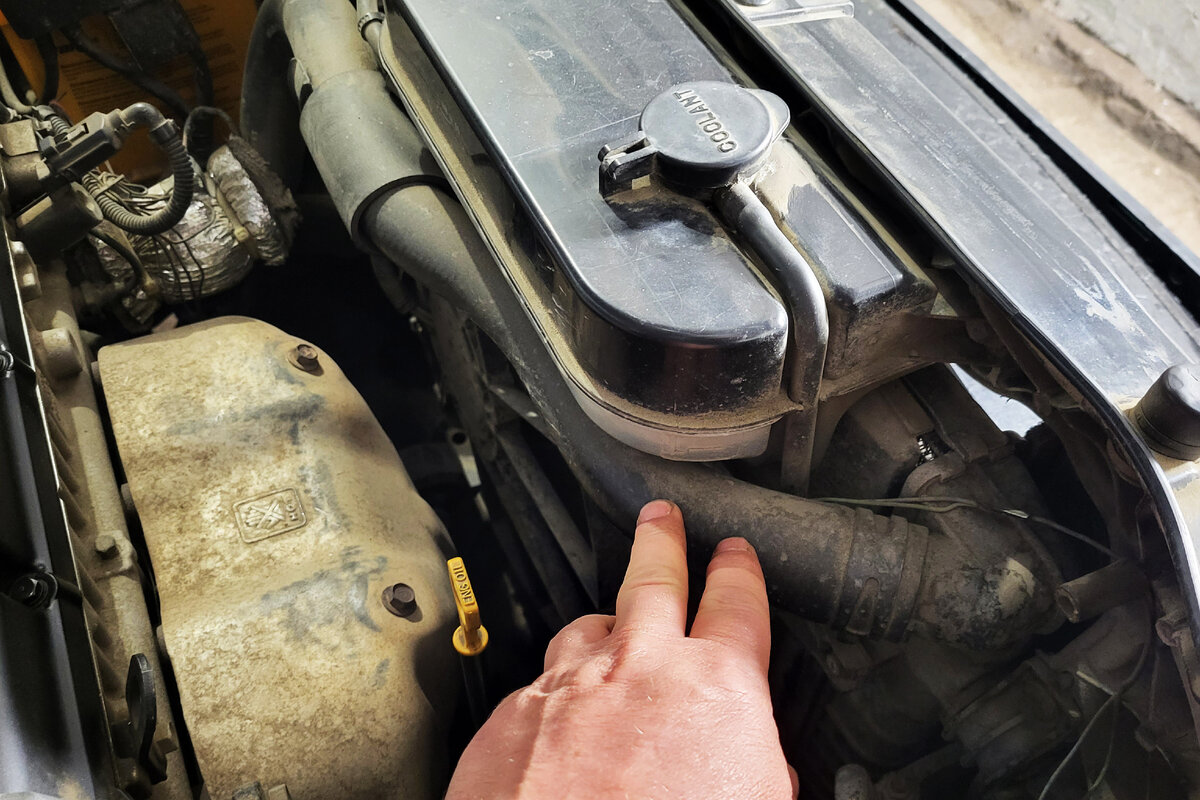 Как проверить утечку антифриза. Подтекание охлаждающей жидкости. Поиск утечки теплоносителя. Ремонт системы охлаждения автомобиля. Как проверить утечку антифриза.