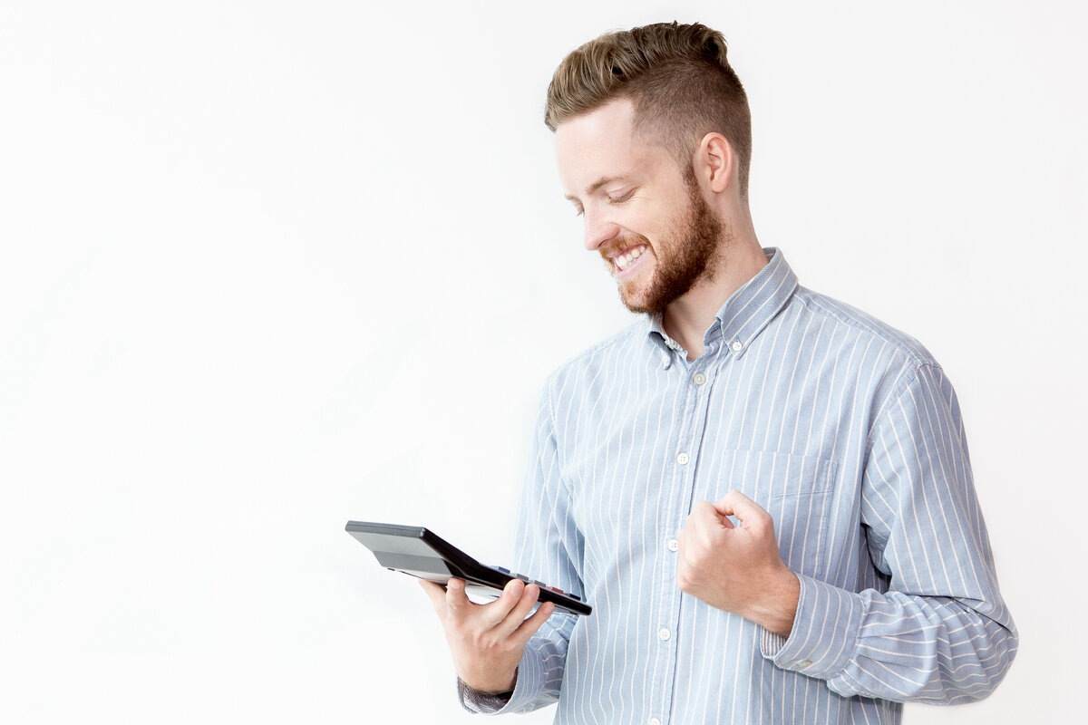 Человек считает. Бухгалтер со счетами. Парень считает на пальцах мем. Человек со счетами. Мем считает на пальцах.