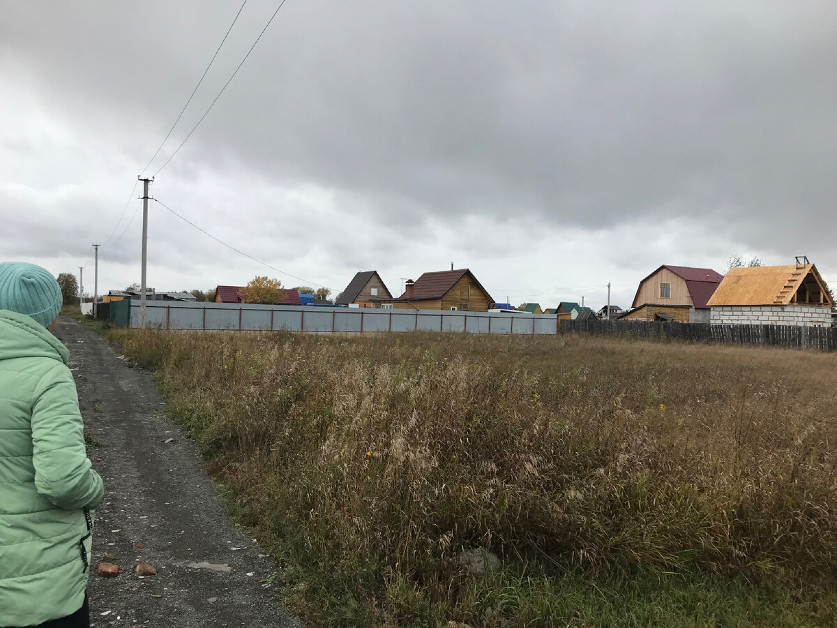 А супруге дальняя половина от «этого» (тут их два). Его в итоге и купили.