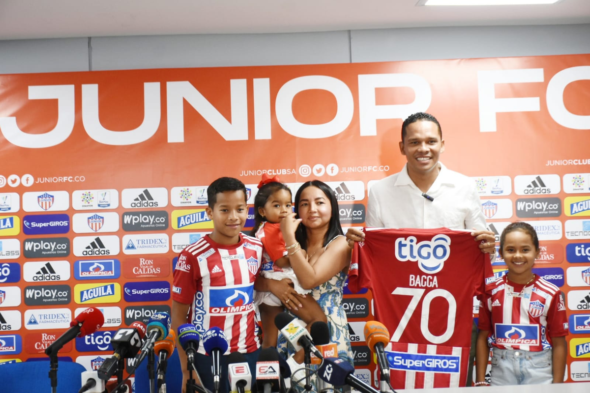 Источник: https://www.elheraldo.co/deportes/en-imagenes-asi-fue-presentado-carlos-bacca-en-junior-923211