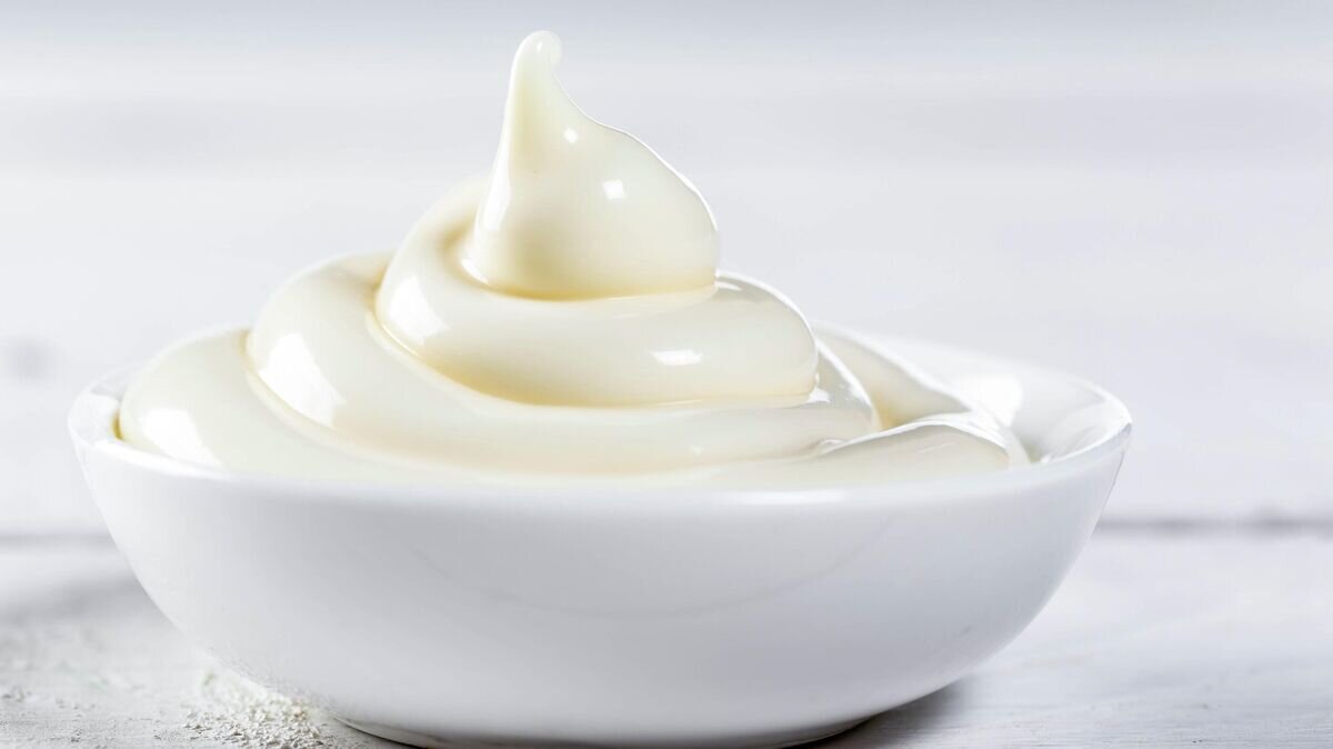    МайонезCC BY 2.0 / Marco Verch Professional Photographer / Ceramic white gravy boat with mayonnaise on white background