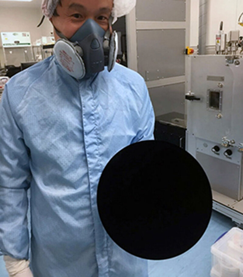 Как будто бы держит дыру