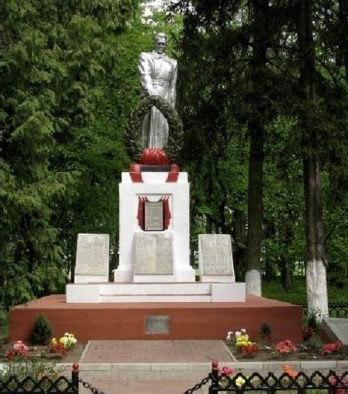 Воинское захоронение в парке агрогородка Свислочь Квасовского сельсовета, Гродненской области Республики Беларусь