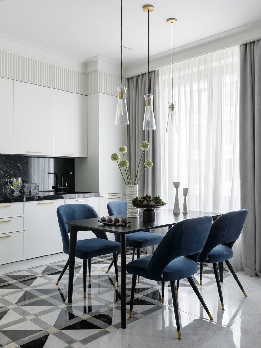 Зона столовой. Обеденный стол, The Idea. Стулья, Eichholtz. На столе — авторская керамика «Бисквит». Подвесные светильники, Mitzi. На полу — панно из четырех видов керамогранита. Орнамент паттерна разработан автором проекта.