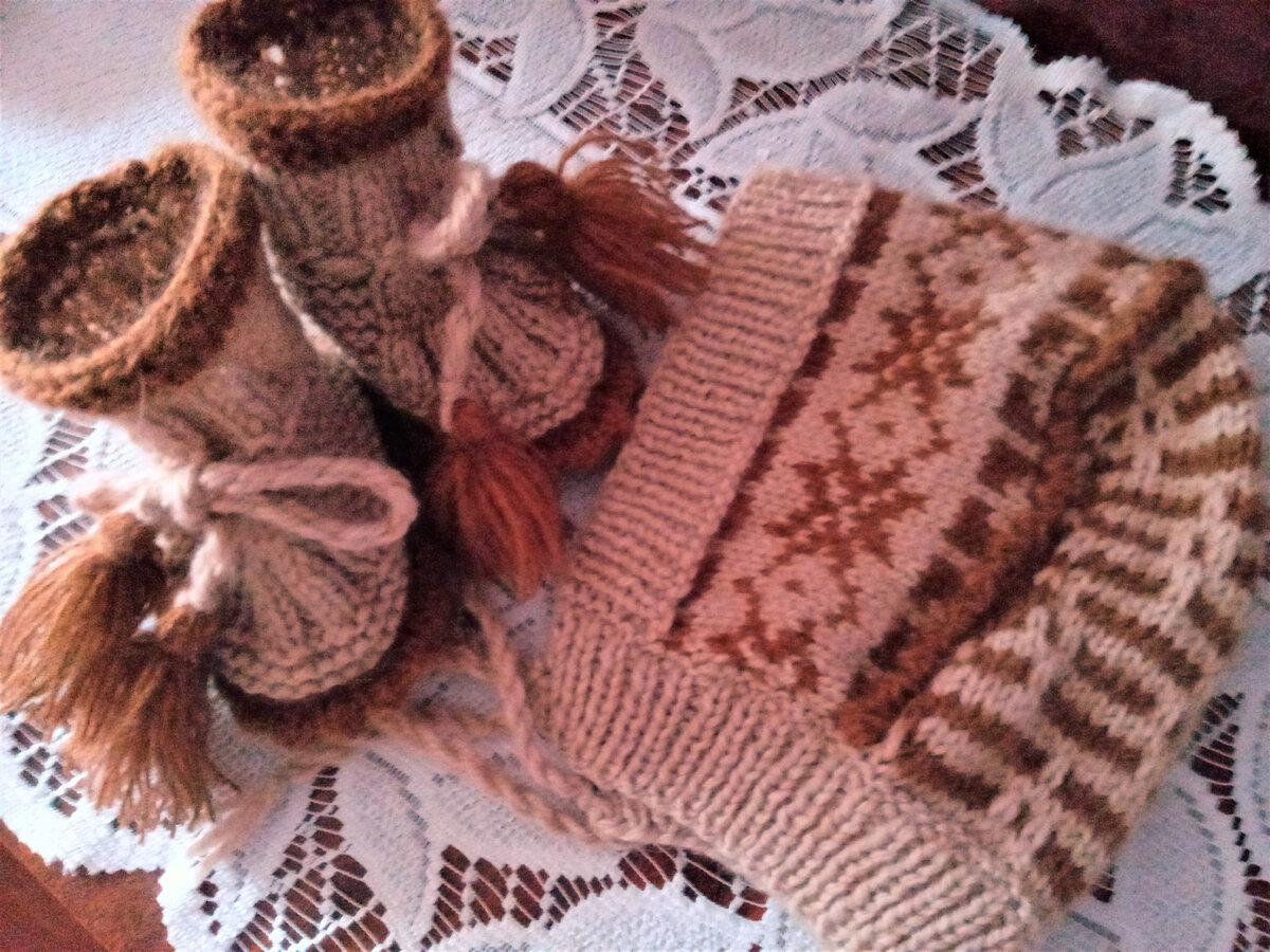 чепчик и пинетки.