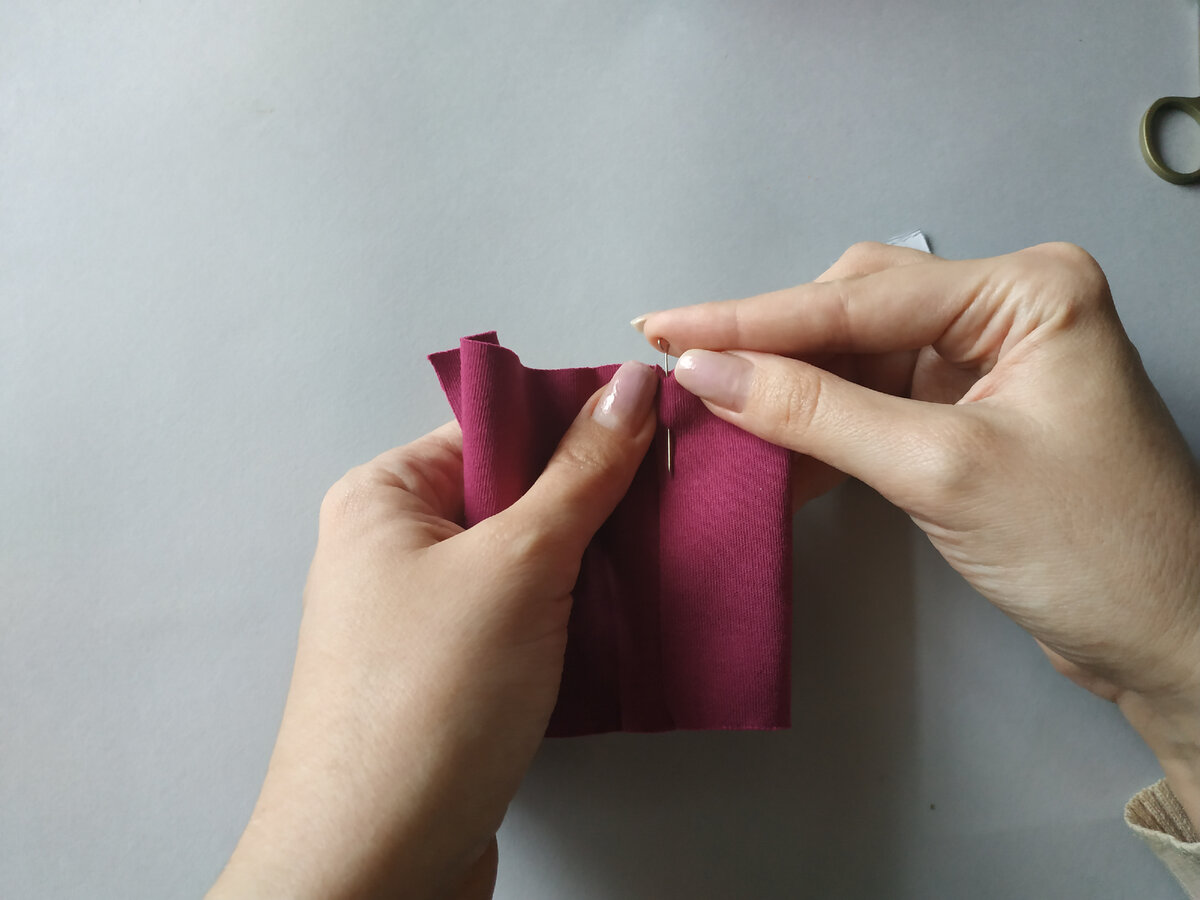 Скалываю в том месте, где ткань "обхватила" полностью штанишки, оставляя место на припуск. Фото из архива автора.