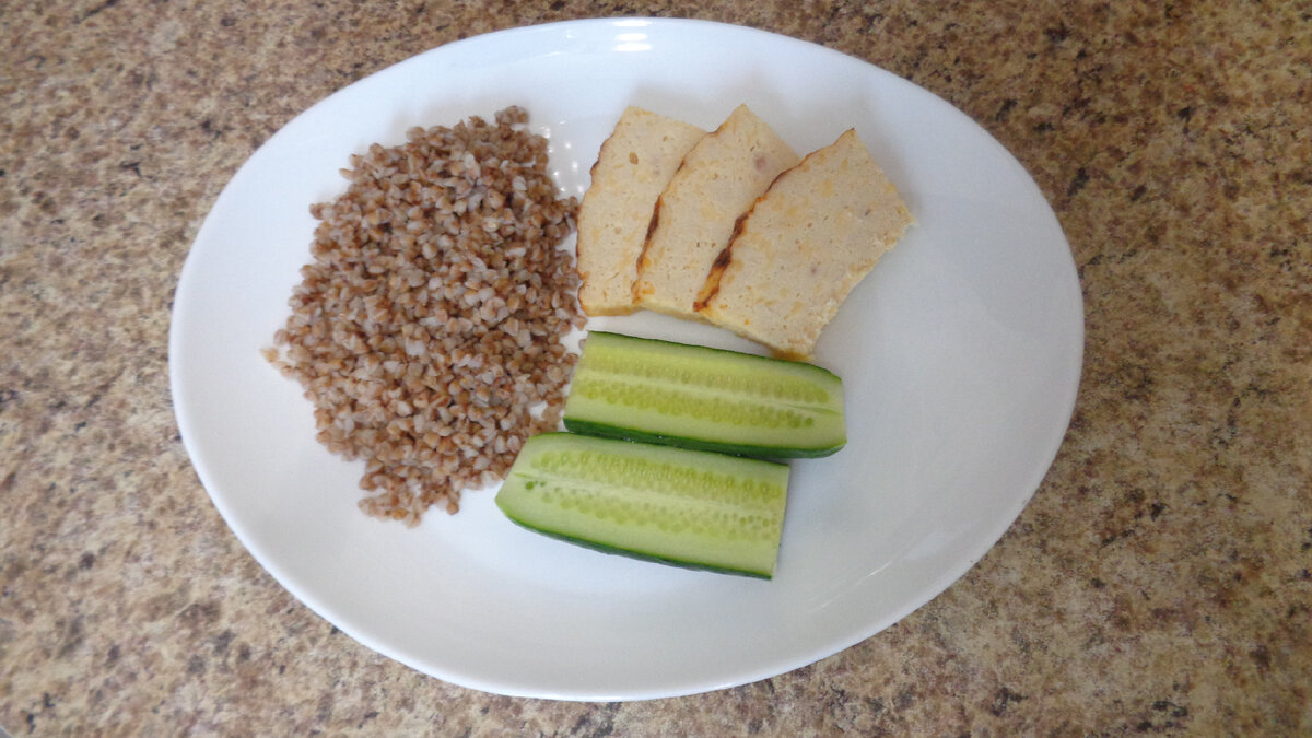 Завтрак в 10-00: гречка 100 г, 130 г куриного суфле и 100 г свежего огурца. Калорийность - 319,5 ккал.