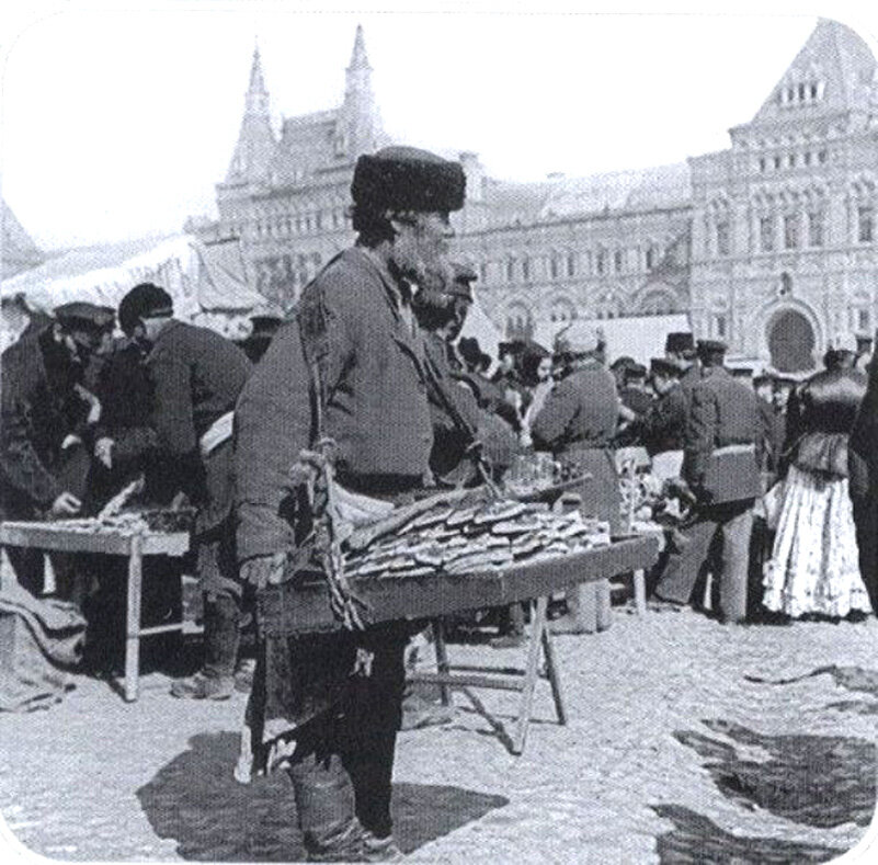 Русский фастфуд 1900-х годов: торговец пирожками на Красной площади в Москве. Фото из свободных источников.