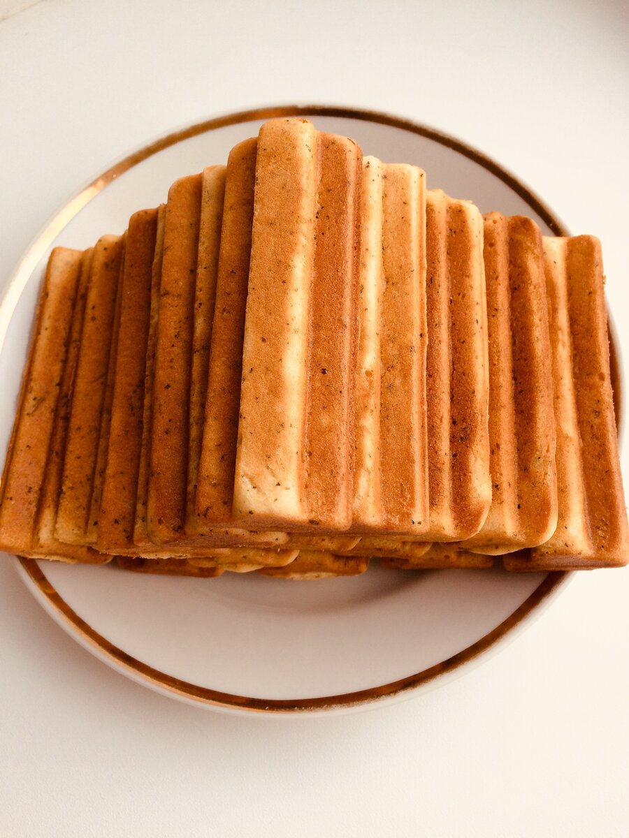 Вот такая внушительная стопка ароматно пахнущих мятой домашних пряников бе глютена получается, если их приготовить по рецепту ниже