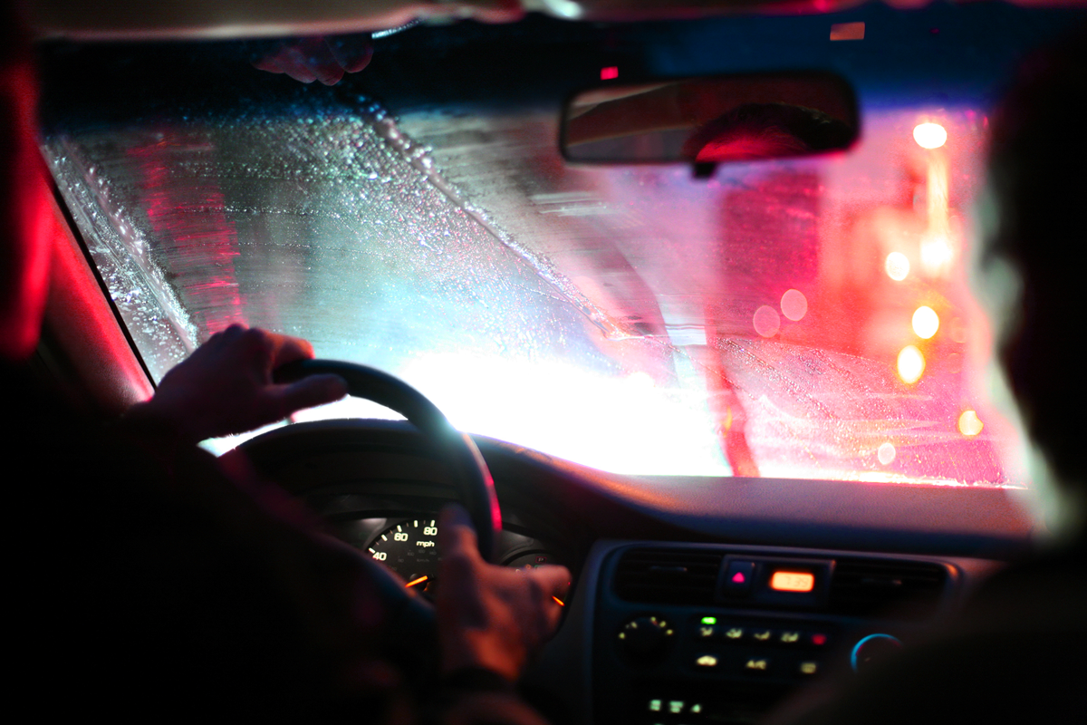 Запотевает стекло в дождь. Вид из машины. Машина внутри ночью. Лобовое стекло внутри машины. Вид из салона автомобиля.