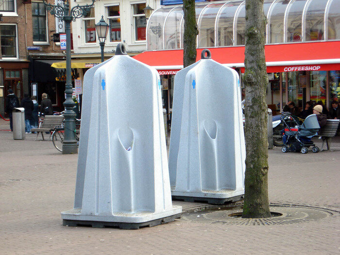 Открытый туалет в Амстердаме