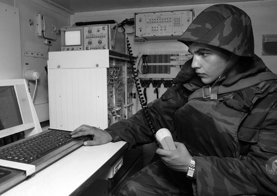 Офицер-десантник на учении применяет МС СУ