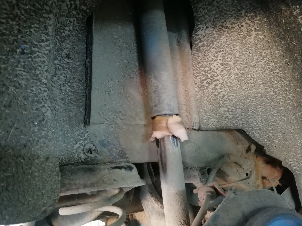 Пока машина на подъемнике, обмотали стойку поролоном. Когда машину опустили, поролон зашел в пыльник и громыхание пропало.