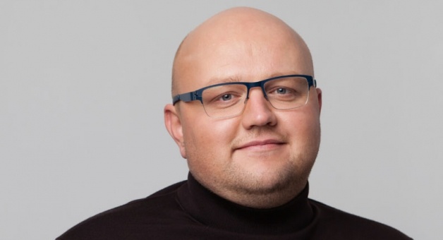  Мы привыкли к тому, что рынок распределен по нишам. Про частные дома надо спрашивать у девелоперов, которые строят поселки. А про новые кварталы — у застройщиков, связанных с индустриальным домостроением. На самом деле все сложнее. Добротный частный дом может стать доступным для многих, если его строительством займутся крупные компании. О новых форматах рынка мы беседуем с Максимом Жабиным, заместителем генерального директора корпорации «ЛенРусСтрой». #домостроение #частныйдом #ЛенРусСтрой #Жабин #Кипень #Дивноеозеро #ленобласть #ИЖС #Синочкин #интервью 