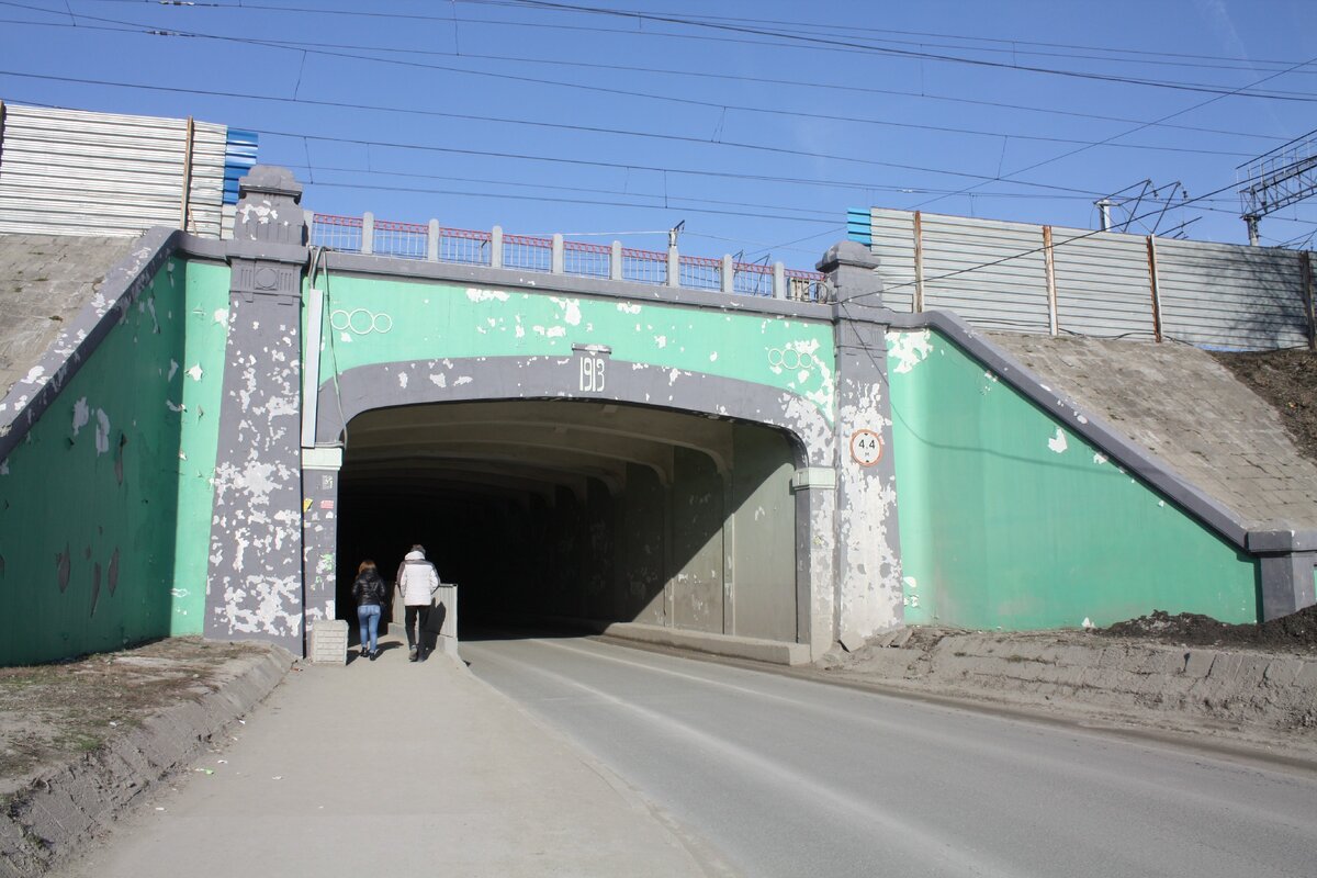 https://ru.wikipedia.org/wiki/Файл:Туннельный_спуск,_Новосибирск_3.jpg