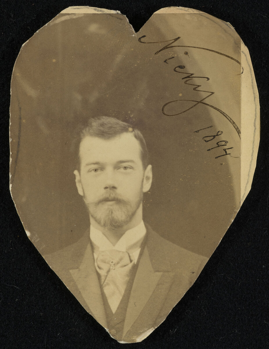 Вырезанная половинка фото, хранившаяся у Алисы Гессенской до свадьбы, с подписью Nicky 1894. Вероятно, что вторая половина фото была у Николая. (собрание королевской коллекции Елизаветы II