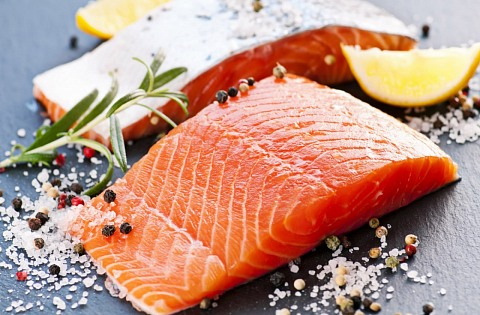 А еще считается, что пересоленное блюдо говорит о том, что человек влюбился. Рыба чаще всего подается в соленом виде, и если вы пересолили ее, то не стоит отчаиваться, спасти ее еще можно. 
Соленая рыба
Данные способы спасения подойдут как для покупной рыбы, так и для пересоленной рыбы домашнего посола:

Используя воду. В холодную воду нужно поместить рыбу и вымачивать сутки. При этом воду обязательно нужно менять на свежую и холодную через каждые четыре часа.
Но тут не обойдется и без недостатков. Из-за длительного нахождения в воде рыба может стать водянистой. Лососевые сорта рыбы в большем образе подвержены влиянию внешней среды. Поэтому, применять такой способ, для данного сорта, все же не рекомендуется.
Используя черный чай. Пересоленную рыбу нужно поместить на пару часов в полностью остывший, крепкий черный чай.
Несмотря на то, что такой способ и подходит для любой рыбы, он имеет и издержки. Минусом такого способа является специфический аромат и вкус, который придаст чай.
Используя травяной отвар. Такой способ применения полностью аналогичен вымачиванию пересоленной рыбы в черном чае. Но привкус будет зависеть от выбранной травы. Для такого способа наиболее популярными и более подходящими являются — мелисса, мята, шалфей и другие травы.
Используя лимонный сок. Такой способ придаст кислинку ныне пересоленной рыбе. Для этого нужно поместить рыбу на 3 часа в маринад из теплой воды с соком лимона в соотношении 1:3.
Используя молоко. В коровье молоко на 4 часа нужно поместить пересоленную рыбу. Благодаря такому вымачиванию, рыба становится намного нежнее и к тому же специфический рыбный вкус уменьшается.