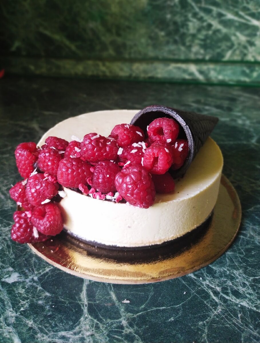 Такой торт очень легко декорировать. Он не требует выравнивания.