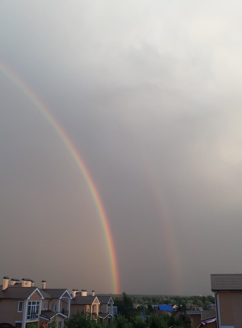 Разговаривал в интернете со знакомыми из Полоцка.. Опять Путин во врагах - якобы признал выборы состоявшимися, поздравив Лукашенко.. Беларусы сильно недовольны... Поляки пообещали всем беларусам политическое убежище, прибалты предложили себя в посредники и решалы, а Украина потирает руки, в надежде поправить своё положение за счёт белорусских "братьев и сестёр".. Америка и ЕС - в своём санкционном репертуаре.. Беларусь обозначена в качестве получателя услуги 😏... до поры нового.. сговорчивого.., или согласной.., или в одном лице.. В общем, мирное и процветающее сосуществование откладывается.. Я помню, как в канун 2014 группа товарищей летала в Киев отпраздновать событие и, по приезду обратно все восхищались европейским уровнем жизни столицы.., а затем случился майдан.. Не так давно мои знакомые восхищались отдыхом, тишиной и покоем в Беларуси, предлагая и мне такую поездку.. Накаркали, стало быть, москали )))