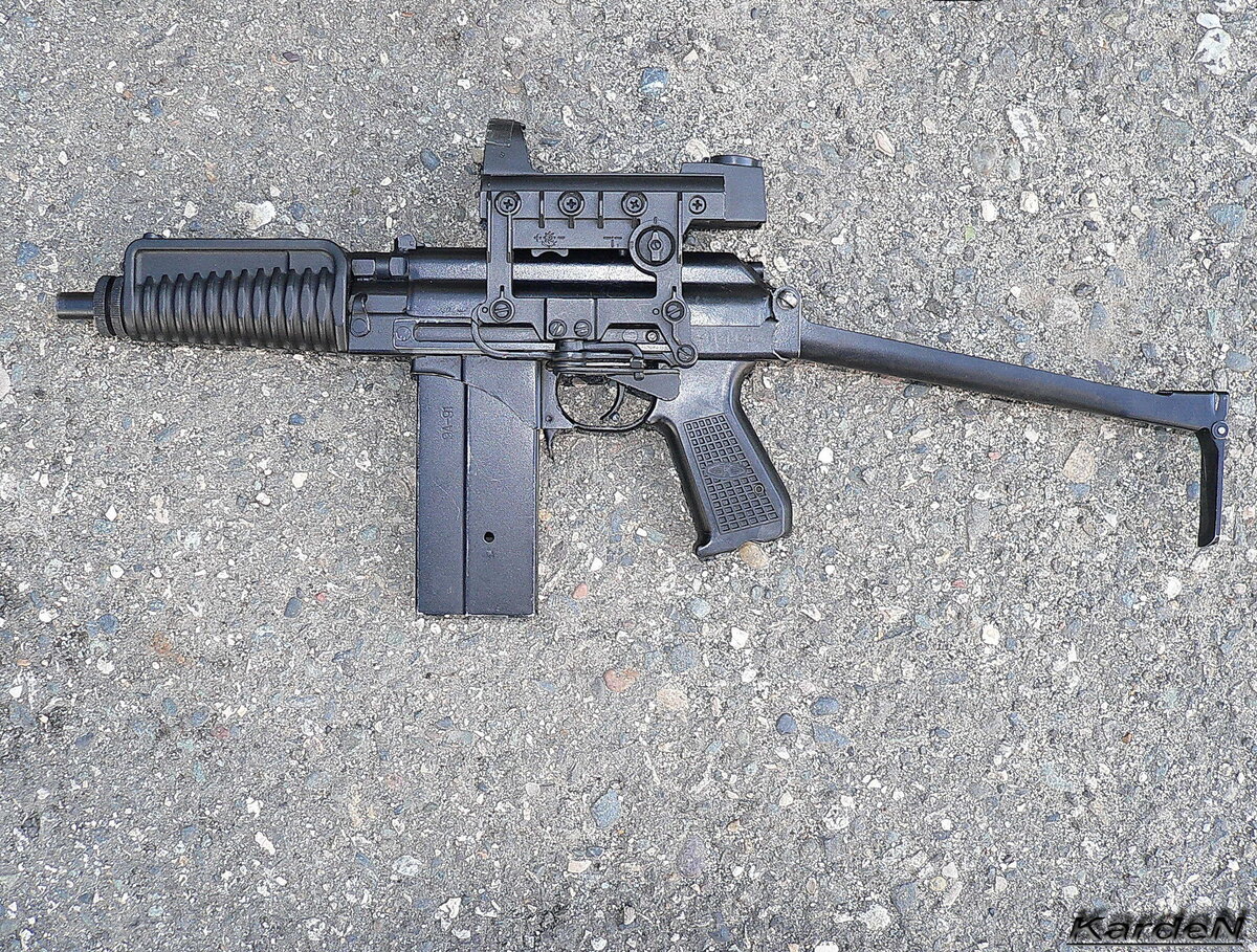 Автомат имеет несколько модификаций. Первая - оснащена компенсатором, имеет предохранитель- переводчик с левой стороны. Вторая - комплектуется глушителем и переводчиком уменьшенных размеров. Компенсатор отсутствует. Третья (1995 г.) - комплектуется глушителем, кронштейном для крепления оптических прицелов. В связи с этим флажок переводчика- предохранителя перенесен на правую сторону. Имеется разновидность этой модификации, в которой нет кронштейна для крепления оптики. Последняя модификация имеет цевье увеличенных размеров. Перенос флажка предохранителя на правую сторону усложнил манипуляции с ним. 
Малая емкость магазина. Не помешал бы в комплекте магазин увеличенной емкости или сцепка для двух магазинов. Сложность его замены. Наличие одного запасного магазина. Магазины некоторых автоматов не фиксируются в горловинах других автоматов из-за превышения размеров по толщине некоторых магазинов и несовпадения окон для защелки магазина с защелками некоторых автоматов. Магазины выпускались с подавателями разной конструкции и разным расположением отверстий для контроля наличия патронов. Сначала выпускались подаватели с правым расположением верхнего патрона. Потом выпускали подаватели с левым расположением верхнего патрона.

Магазины с подавателями второго типа имеют отверстие для контроля количества патронов, выполненные на толщину одного патрона выше, чем с подавателями первого типа. В результате плохого контроля качества на заводе-изготовителе начали поступать магазины с подавателями первого типа с корпусами магазинов позднего образца. При снаряжении таких магазинов патронами в отверстии видна гильза патрона, что сигнализирует о том, что магазин полностью снаряжен 20 патронами. На самом деле в магазине 19 патронов. Все это приводит к проблемам при получении и сдачи оружия и боеприпасов.

Отсутствуют направляющие на цевье для крепления фонаря и передней рукоятки. После упразднения компенсатора рукоятка была бы не лишней. Рукоятка затворной рамы плохо фиксируется в боевом положении, самопроизвольно складывается, что создает трудности при перезаряжании в боевой обстановке, и пи использовании перчаток. При использовании патронов СП5, ПАБ-9, БП в грунт и твердые препятствия под углом, наблюдаются почти стопроцентные рикошеты».

Karden

Технические характеристики

Калибр: 9×39

Длина оружия: 600/380 мм

Длина ствола: 160 мм

Ширина оружия: 45 мм

Масса без патронов: 2,1 кг.

Темп стрельбы: 700-800 выстр./мин

Емкость магазина: 20 патронов