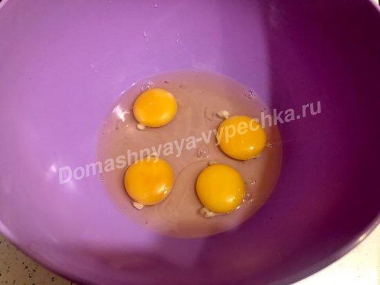 Шаг 2. Солим и частями добавляем сахар. Взбиваем миксером до стойких пиков, на это потребуется около 15 минут.