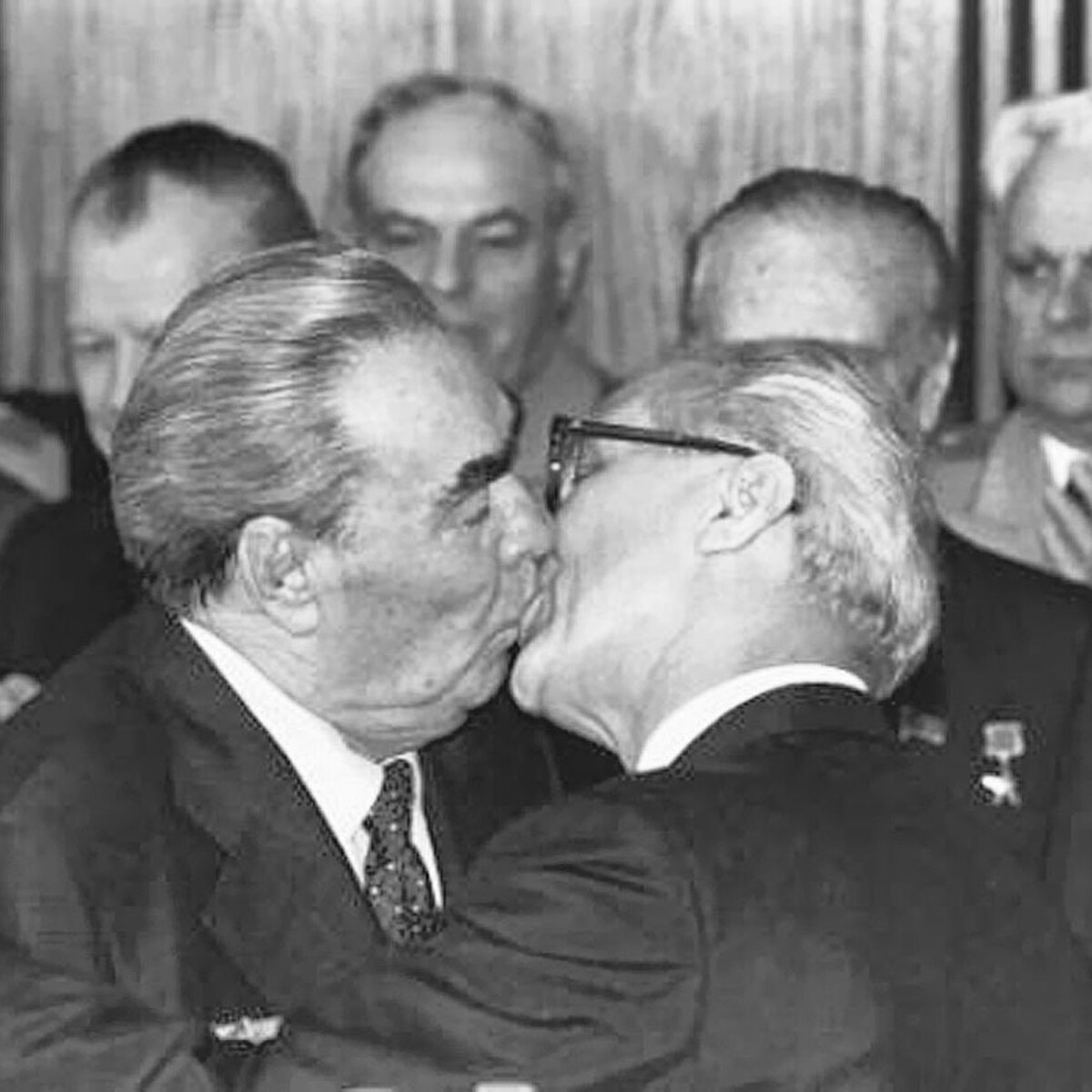  Леонид Брежнев и Эрих Хонеккер в 1979 г.