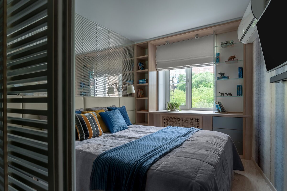 Раньше в этой комнате стоял раскладной диван и один платяной шкаф.  Родители заказчицы не могли полноценно отдохнуть в своей комнате.  Мы отделили часть помещения раздвижной перегородкой и сделали гардеробную, которую не видно со спальни. С помощью встроенной мебели организовали рабочее место, скрытые стеллажи и полки для книг и памятных кубков. Теперь по словам заказчицы-родители практически не выходят из своей комнаты!)