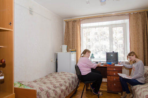 На первом курсе это тяжело, важно, чтобы соседи по комнате были те, с кем хочется жить вместе. Фото: http://sspu.ru/pages/byt_stud/dormitory.html