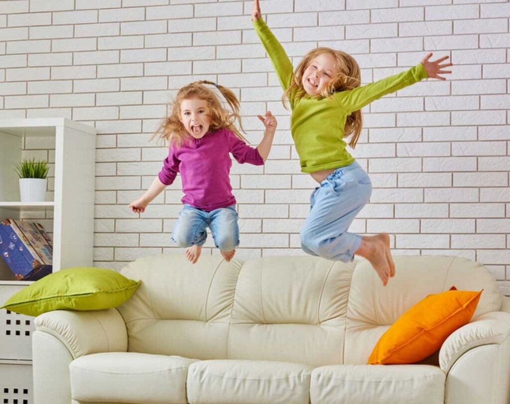 Дети прыгают на диване