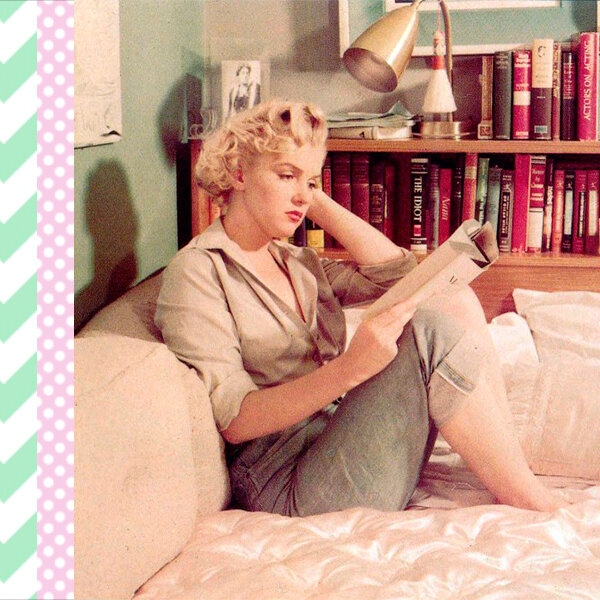 Мэрилин Монро внимательно читает книгу