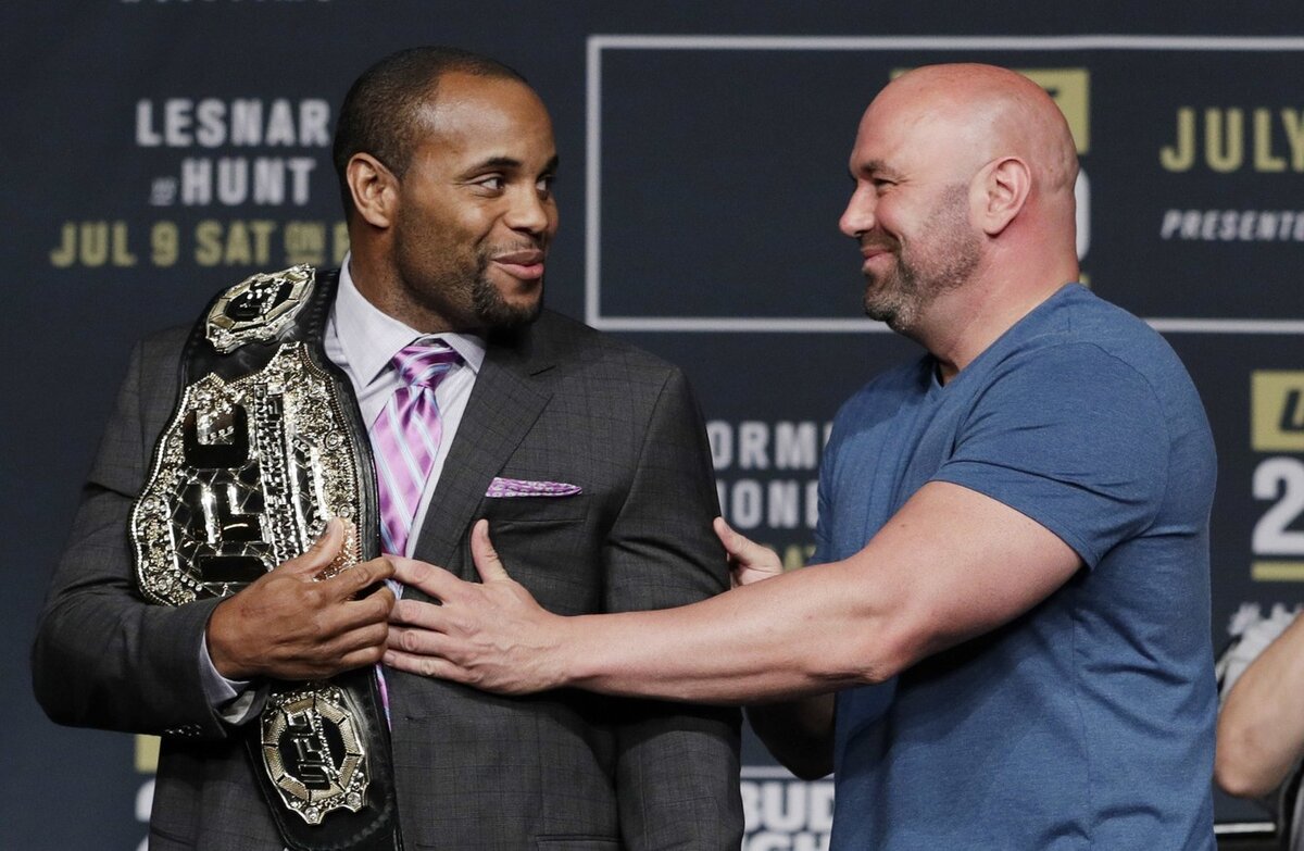 Слева - Дэниэль Кормье, справа - Дана Уайт