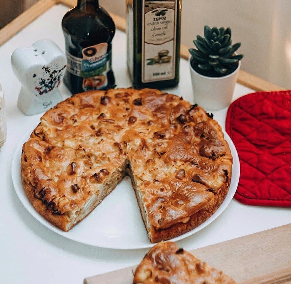 Заливной пирог с мясным фаршем и гречкой.