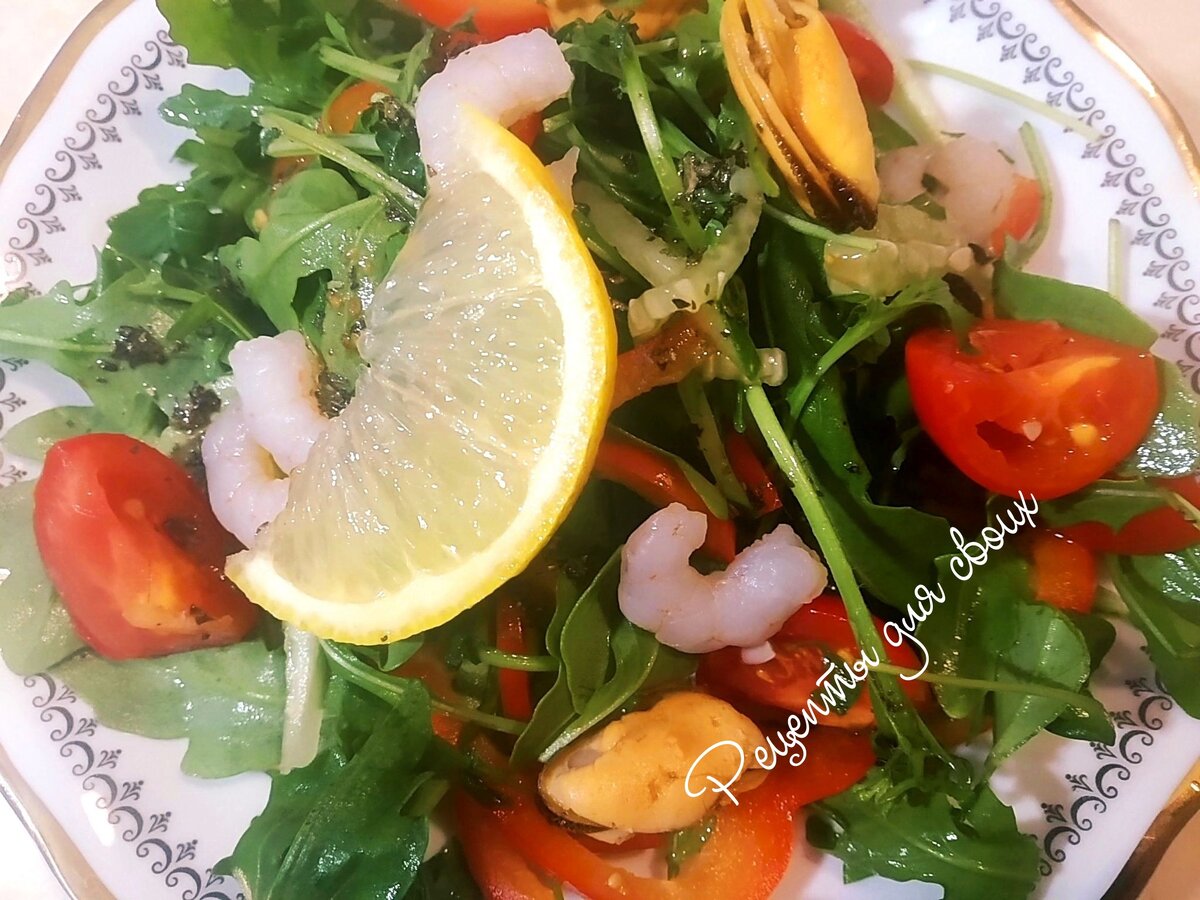 Вариант подачи салата с долькой лимона