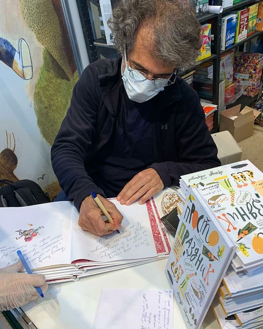 Артур Гиваргизов раздаёт автографы читателям. Просто праздник!